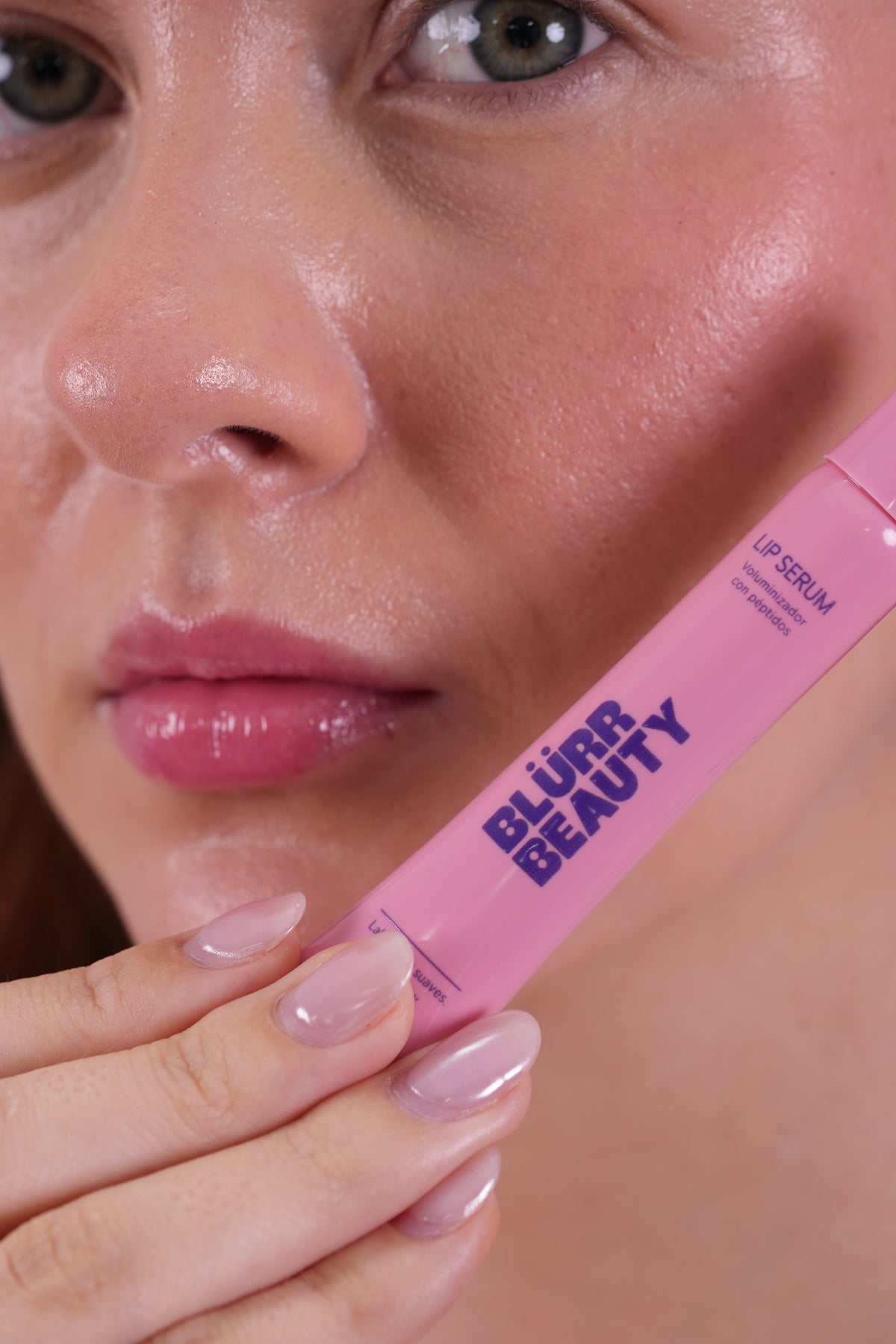 Lip Serum Blürr Beauty, detalle de aplicación